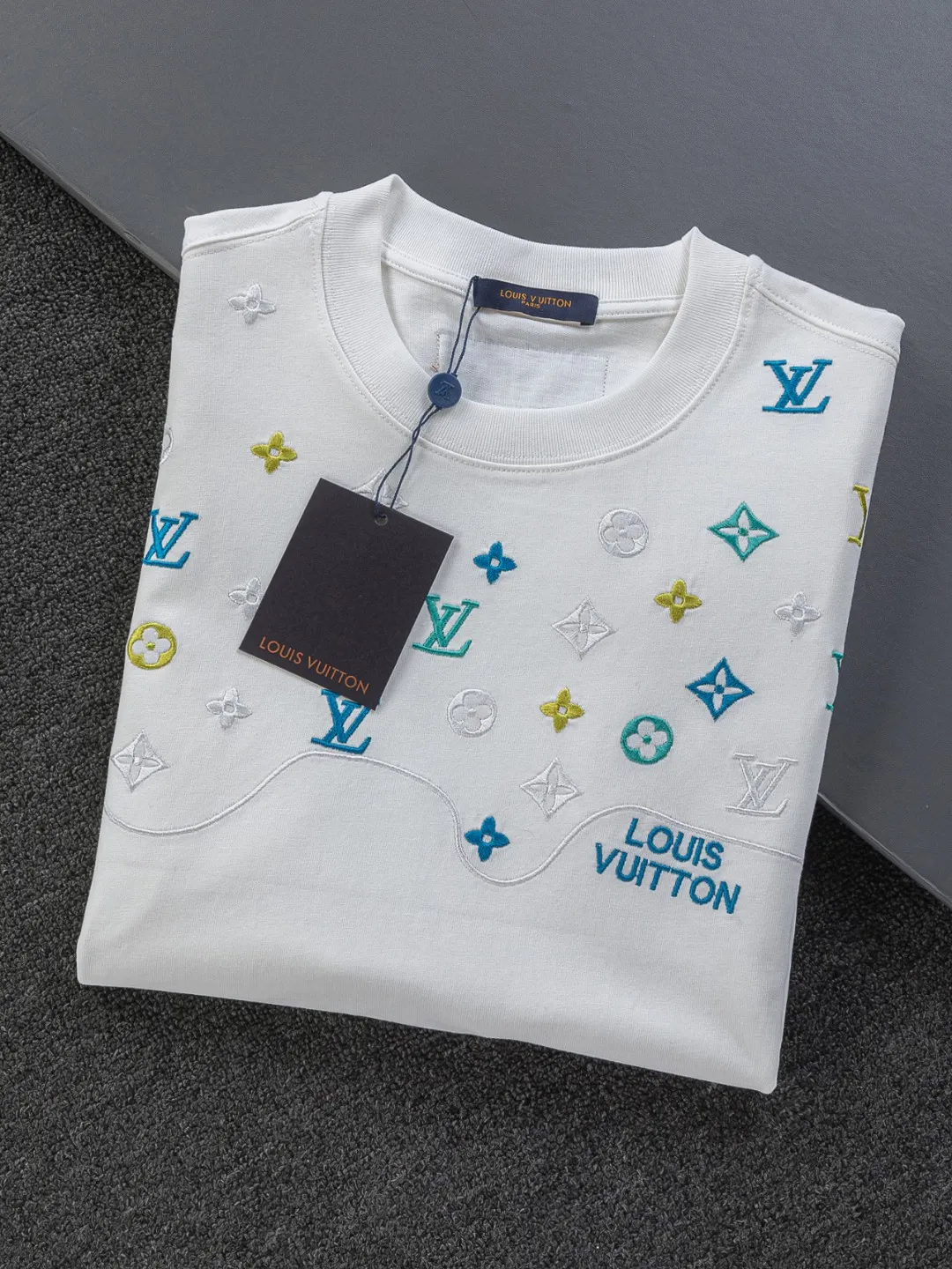 🅿️190 Louis Vuitton 1V LV micro-wide version S-XL LV 26ss new products are available at the counter simultaneously. Multiple craftsmanship. Colorful half-body digital full flower logo on the chest🪡 embroidery. Round neck short-sleeved T-shirt, same style for men and women! Consigned to one-to-one creation. Synchronized with the official website, pure cotton fabrics at the counter! It is close to the skin and comfortable, durable and easy to wear. It has a classic and simple logo design and meticulous original craftsmanship. Short-sleeves, a must-have item for men, do not appear to be the same for the general public, but must be unique and eye-catching. This LV short-sleeve is all about quality, comfort, the same shape and fashion as always, including fabrics and cutting techniques. All of them have been made with great effort! 320 grams of washed pure cotton fabric, pure cotton is breathable, very refreshing and comfortable for daily wear. The rib knitting on the neckline is smooth and tight, and the neckline will not be skewed if you toss it at will. The loose version, you will find that it looks really good on the upper body. The overall is minimalist and neat, super versatile for daily use! Pair it casually with a pair of pants for a youthful look. A T-shirt will make your outfit crazy. It is a fashionable item that can never go wrong! Color: Black White Size: S-XL Size chart: S: Shoulder width 45.5-Bust 52-Length 70 M: Shoulder width 47-Bust 54-Length 72 L: Shoulder width 48.5-Bust 56-Length 74 XL: Shoulder width 50-Bust 58-Length 76